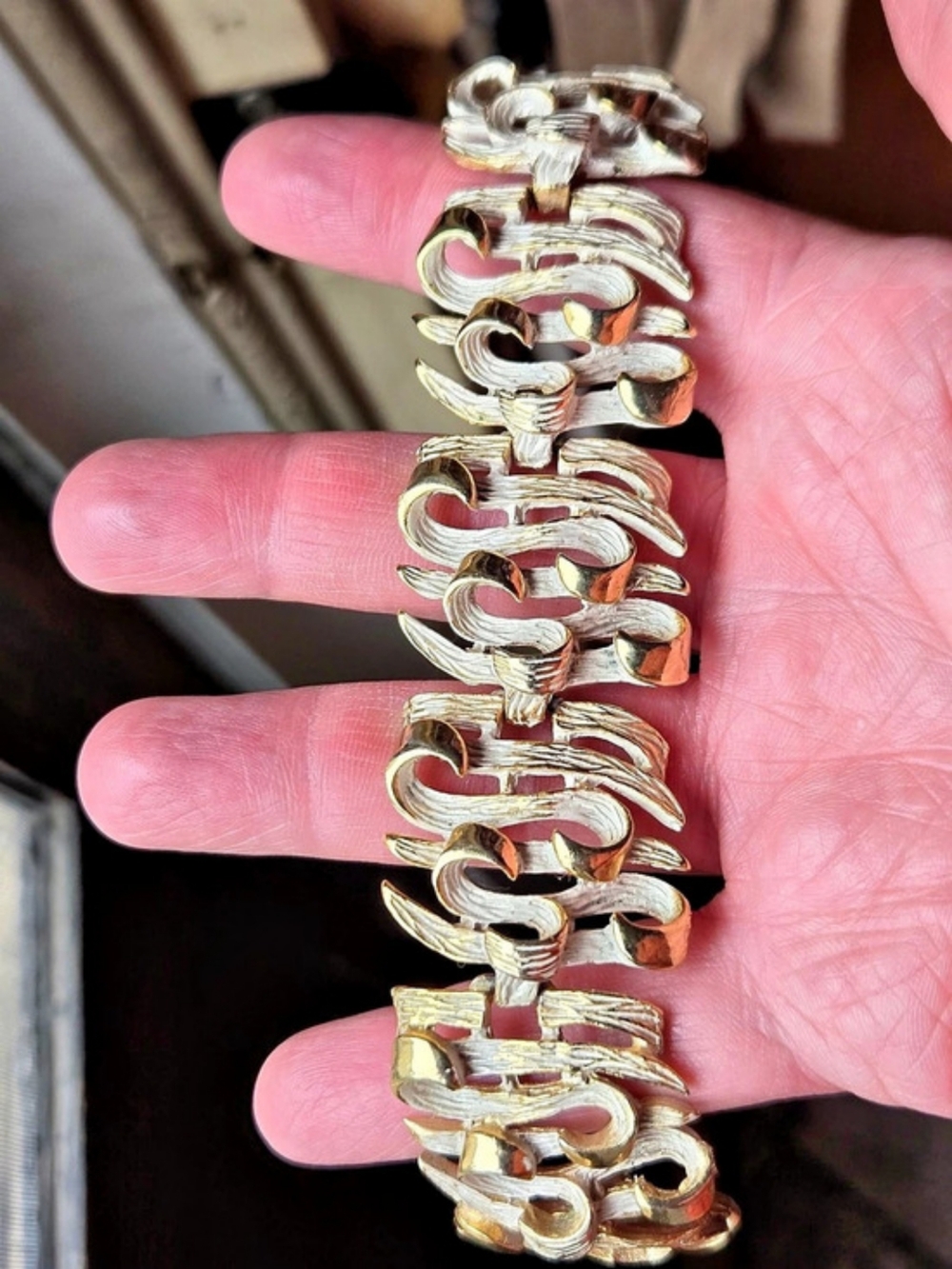 Vtg. mcm gold toned metal/white textured brutalist ladies bracelet.